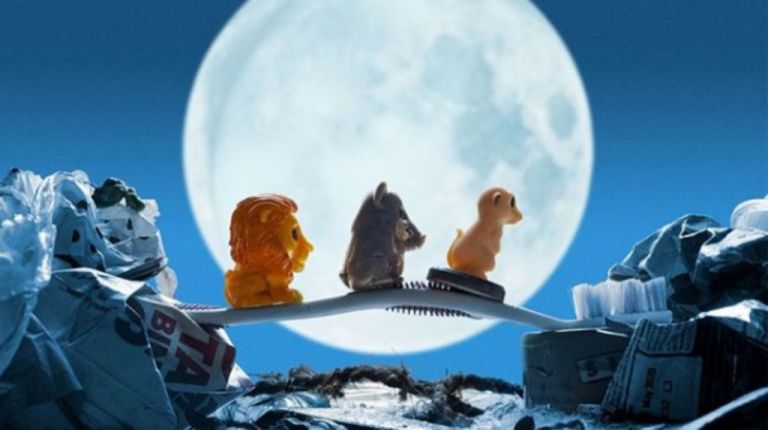 Αυστραλοί παρωδούν αφίσες ταινιών στιγματίζοντας τα πλαστικά παιχνίδια