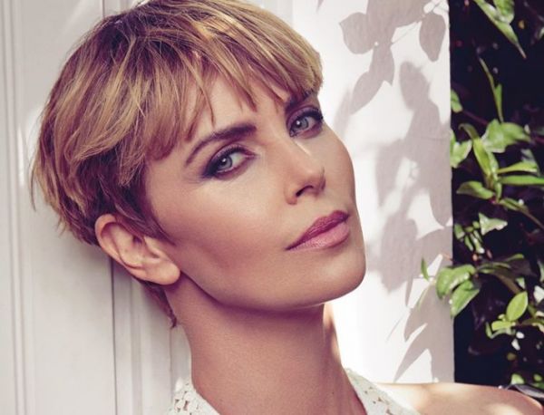 Σαρλίζ Θερόν : Την έβαψε το παιδί της και μας δείχνει το αποτέλεσμα