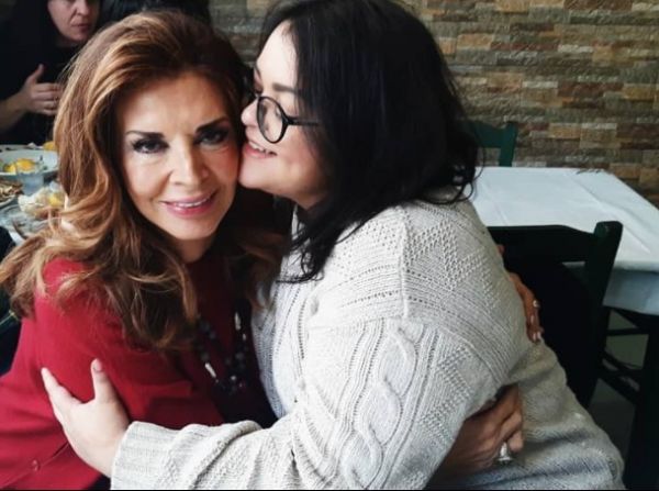 Μιμή Ντενίση : Συγκινούν οι δημόσιες ευχές της μοναχοκόρης της