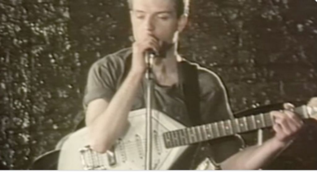 Η εμβληματική κιθάρα του Ίαν Κέρτις των Joy Division πωλήθηκε σε δημοπρασία