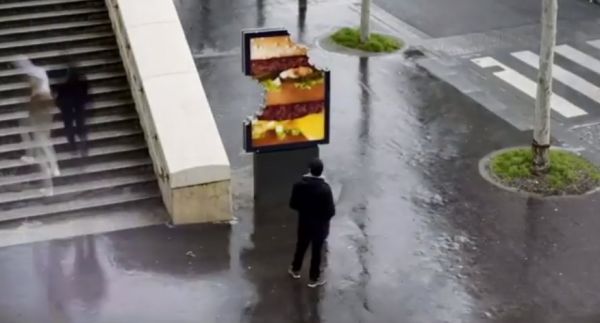 «Δαγκωμένες Διαφημιστικές Πινακίδες» στο Παρίσι