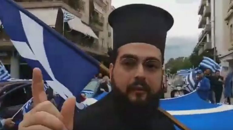 28η Οκτωβρίου : Στην Πάτρα έκαναν παρέλαση χωρίς μάσκες με μπροστάρη ιερέα