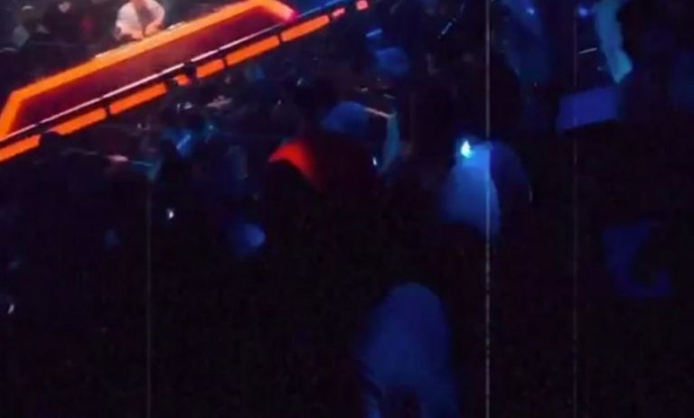 Απίστευτες εικόνες από «κορόνα-πάρτι» στο κέντρο της Αθήνας