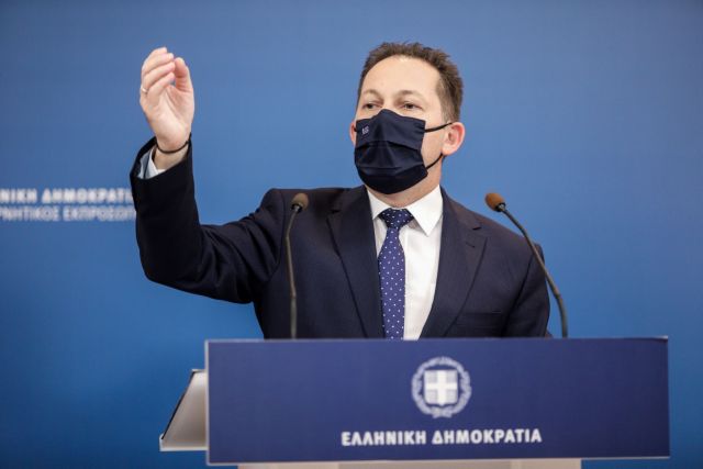 Η ενημέρωση των δημοσιογράφων από τον Στέλιο Πέτσα