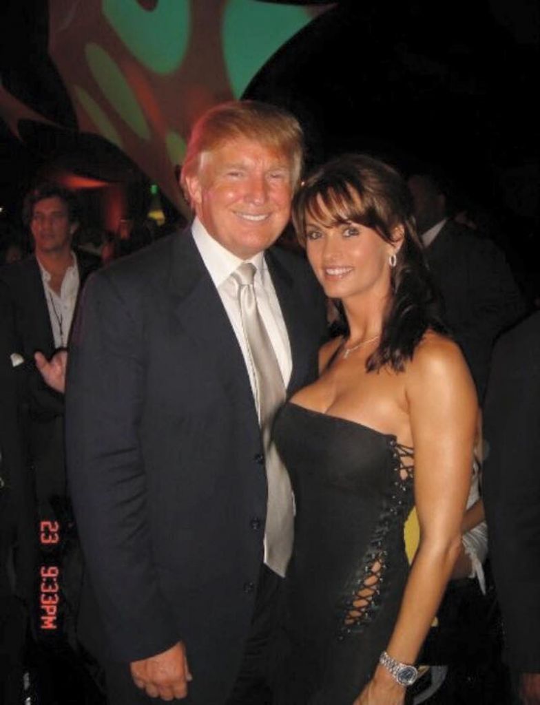 Κουνελάκι του Playboy «καίει» τον Τραμπ: «Κοιμηθήκαμε στο συζυγικό του κρεβάτι, μου έδειχνε φωτογραφίες της Μελάνια»