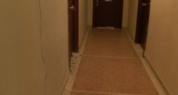 Απίστευτο: Κλείνουν τις χαραμάδες στις πόρτες με πετσέτες για να μην περάσει ο… κοροναϊός