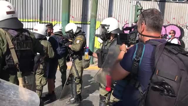 Επεισόδιο στο Σύνταγμα : Είχαν κρυμμένο μπουκάλι με πετρέλαιο