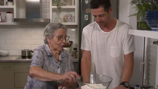 «Πάμε Δανάη!» : O Απόστολός Ρουβάς στην κουζίνα της γιαγιάς Τούλας