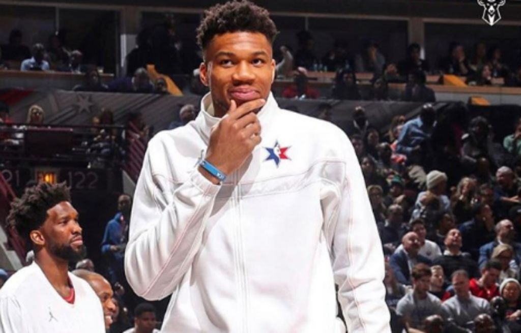 Γιάννης Αντετοκούνμπο: Αγκαλιά με τη σύζυγο και τον γιο του