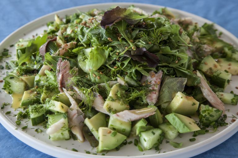 Πράσινη σαλάτα με καπνιστή πέστροφα