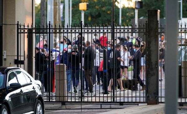 Τραμπ : Κοσμοσυρροή έξω από το νοσοκομείο που νοσηλεύεται