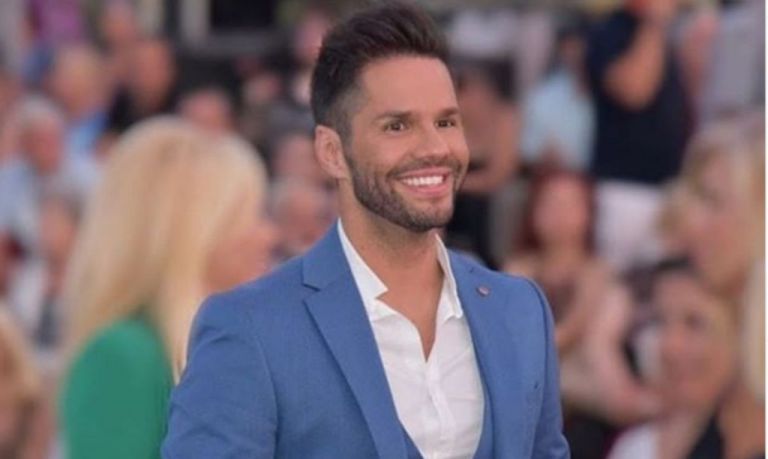 Γιώργος Τσαλίκης : Φωτογραφίζεται στο καφενείο στο Διαφάνι