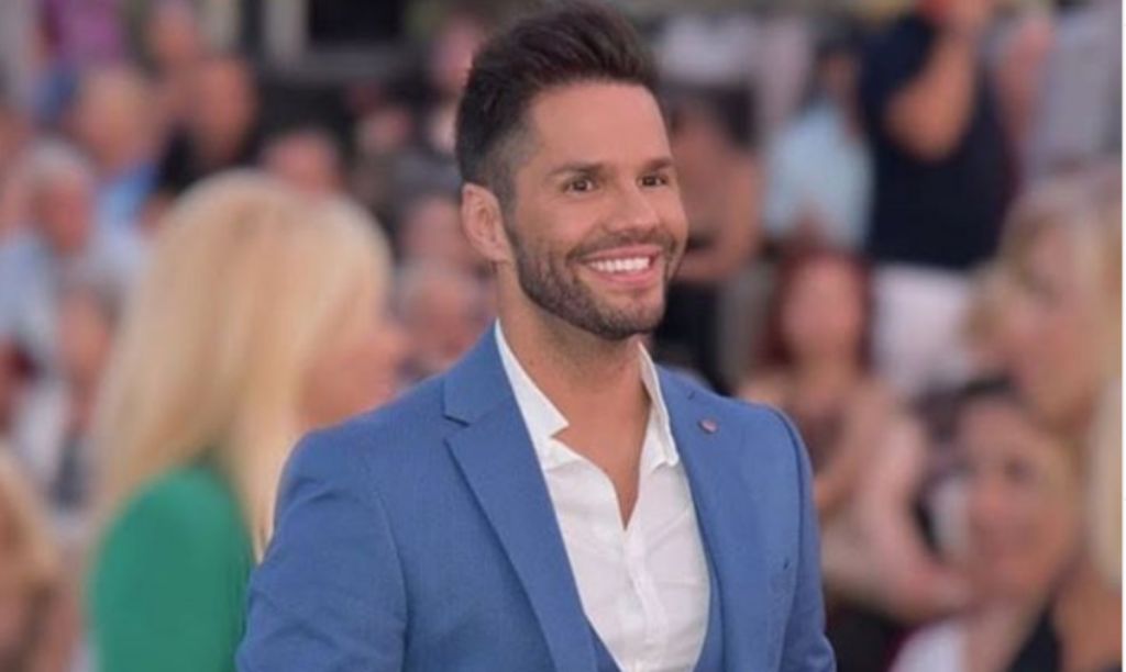 Γιώργος Τσαλίκης : Φωτογραφίζεται στο καφενείο στο Διαφάνι