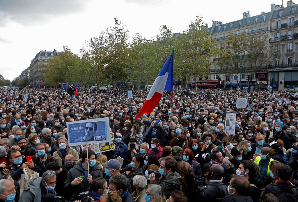 Γαλλία : Χιλιάδες πολίτες στους δρόμους για να τιμήσουν τη μνήμη του αδικοχαμένου καθηγητή
