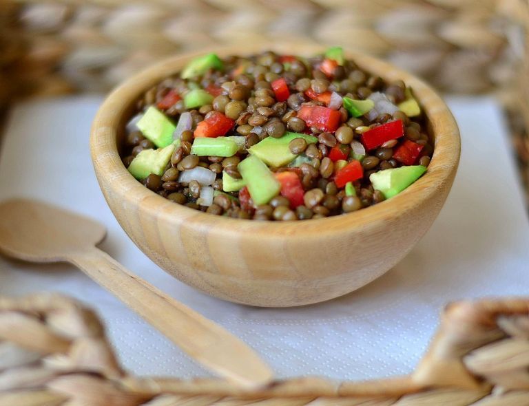 Φακές σαλάτα με ντοματίνια και αβοκάντο