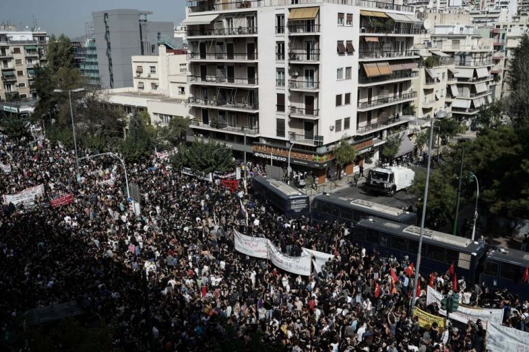 Χρυσή Αυγή : 20.000 άνθρωποι ξεσπούν σε χειροκροτήματα στο άκουσμα της ιστορικής απόφασης