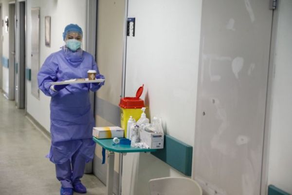 Κοροναϊός – ΠΟΕΔΗΝ : Ασθενείς πεθαίνουν σε νοσοκομεία που δεν διαθέτουν ΜΕΘ Covid