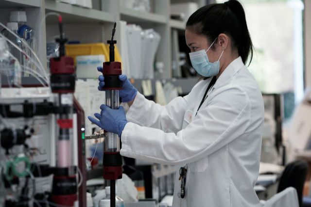 Κοροναϊός : Μια μετάλλαξη στον SARS-CoV-2 τον έκανε πιο μεταδοτικό