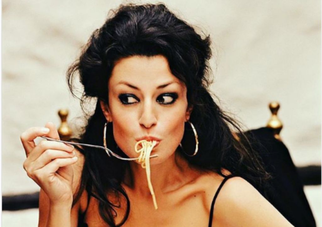 Δωροθέα Μερκούρη : Έφτιαξε πανεύκολο κέικ καρύδας με λίγες θερμίδες