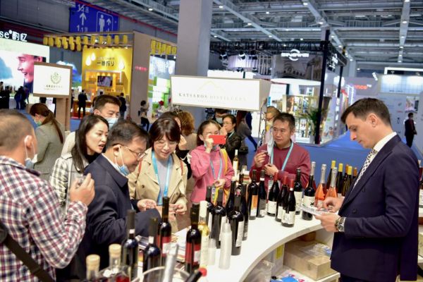 Πάνω από 100 προϊόντα Ελλήνων παραγωγών «συστήθηκαν» στην αγορά της Κίνας