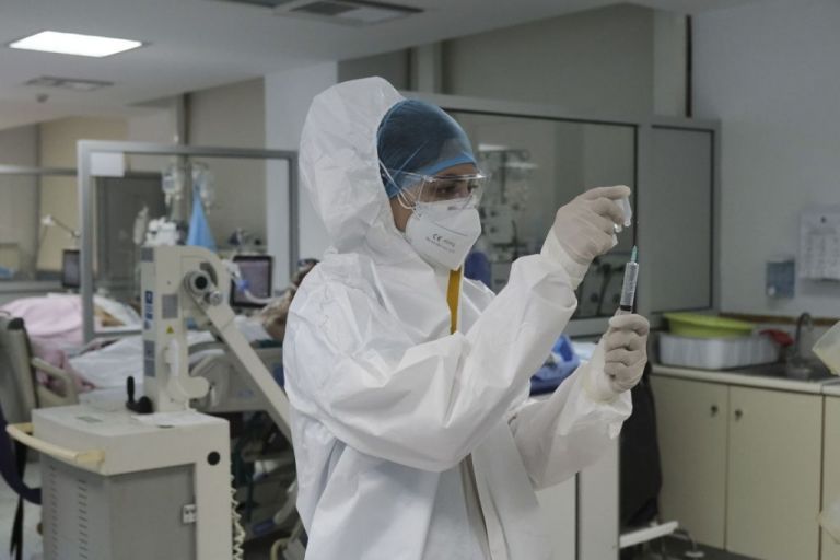 Καθηγητής χειρουργικής: Ιατρικές εκτιμήσεις και διδάγματα από τον κοροναϊό