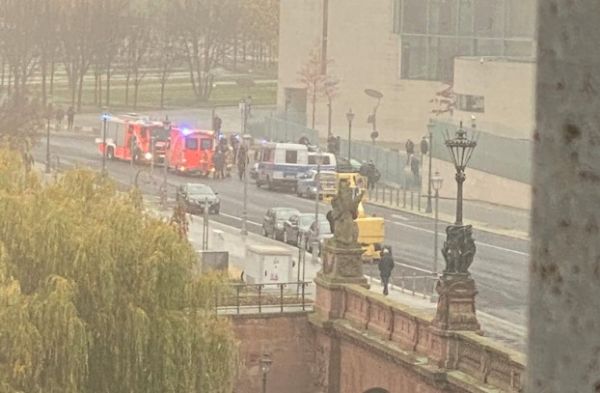 Βερολίνο : Αυτοκίνητο έπεσε στην πύλη της καγκελαρίας
