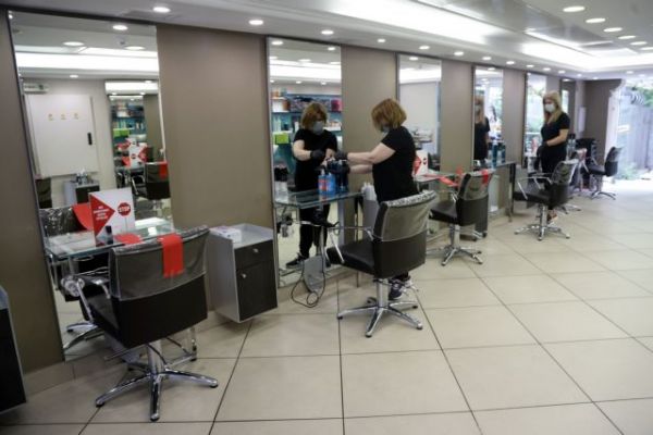 Κοροναϊός : Τρέχουν στα κομμωτήρια για να προλάβουν το lockdown