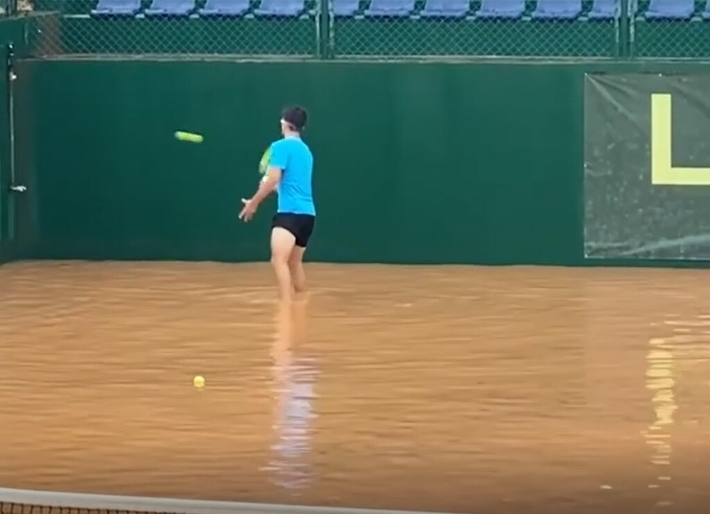 Ο Τσιτσιπάς έπαιξε τένις σε... πλημμυρισμένο γήπεδο