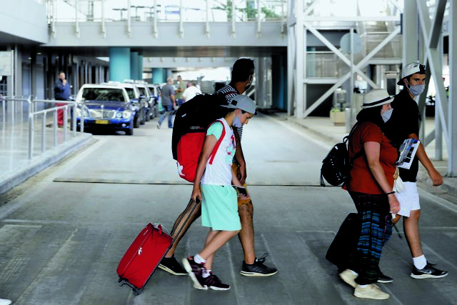 Κοροναϊός : Συναγερμός στην Κρήτη – Τουρίστες έσπασαν την καραντίνα