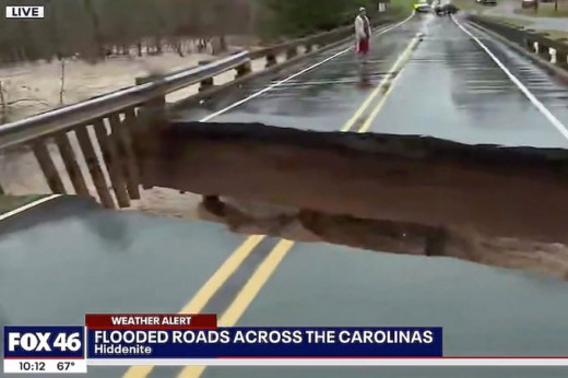 Γέφυρα καταρρέει σε ζωντανή σύνδεση δίπλα σε ρεπόρτερ