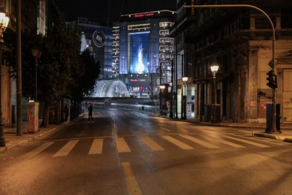 Lockdown : Η απαγόρευση της κυκλοφορίας μετέτρεψε την Αθήνα σε… φάντασμα