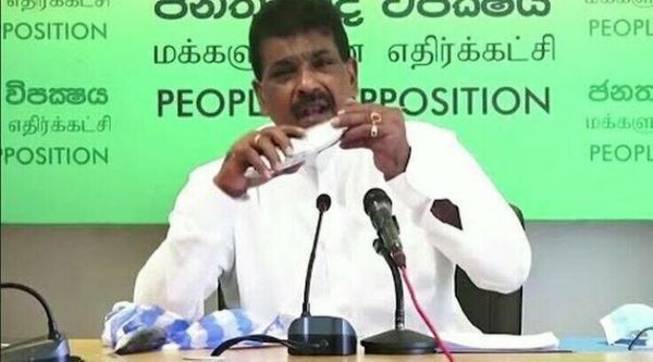 Κοροναϊός : Εφαγε ωμό ψάρι σε συνέντευξη Τύπου για να δείξει ότι δεν υπάρχει κίνδυνος