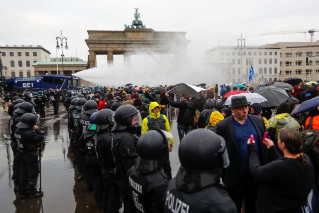 Κοροναϊός : Επεισόδια σε Γαλλία και Γερμανία – Σφοδρές συγκρούσεις διαδηλωτών με την αστυνομία