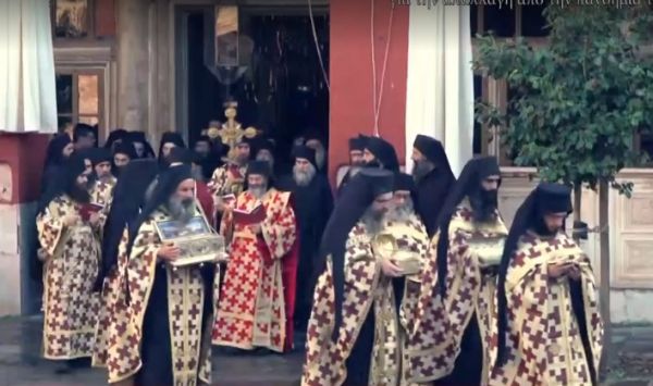 Κοροναϊός : Λιτανεία στο Αγιο Ορος για την πανδημία με… συνωστισμό
