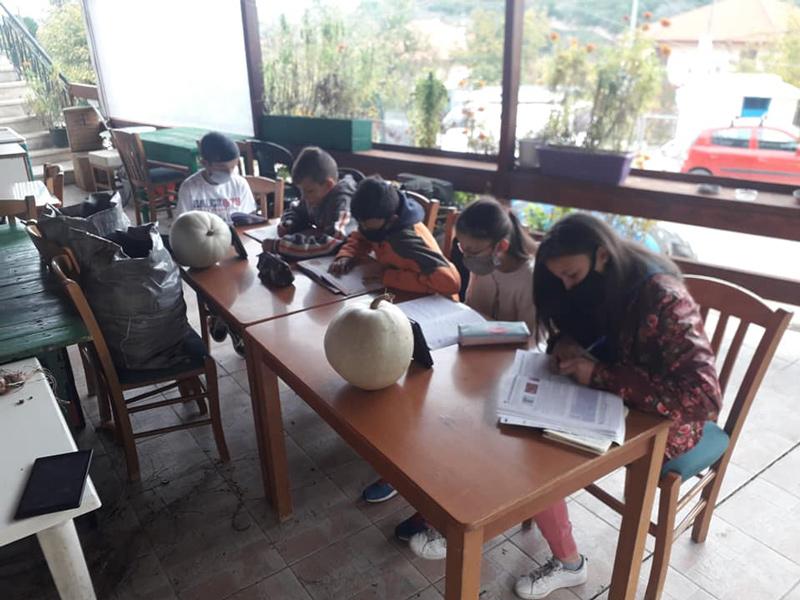 Τηλεκπαίδευση : Η κυβέρνηση στέλνει 15 laptop στους μαθητές στην Ηλεία μετά τη φωτογραφία – σοκ