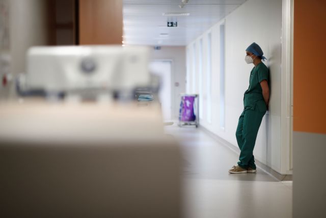 Κοροναϊός : «Χάσαμε ζωές που θα μπορούσαν να έχουν σωθεί» – Συνθήκες πολέμου στα νοσοκομεία
