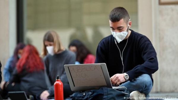 Κοροναϊός : Φτάνει πια με το διαδικτυακό μάθημα, λένε ιταλοί μαθητές