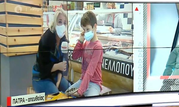 Τηλεκπαίδευση : 9χρονος πηγαίνει στο μαγαζί των παππούδων του για να έχει ίντερνετ