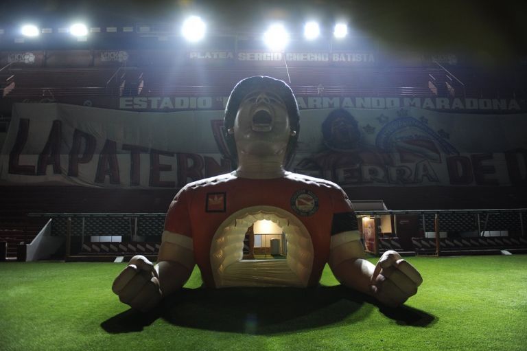 Μαραντόνα : Τρομερές σκηνές στο γήπεδο της Αρχεντίνος