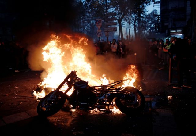 Γαλλία : Σοβαρά επεισόδια και καταγγελίες για αστυνομική αυθαιρεσία κατά διαδηλωτών