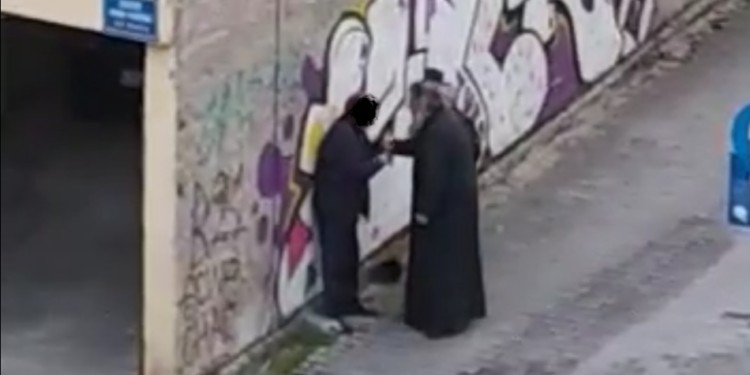 Κοζάνη : Ιερέας που έχει κατηγορηθεί για ασέλγεια χαστουκίζει πολίτη