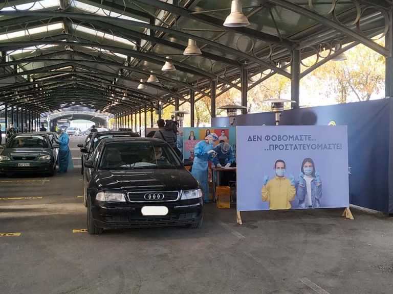 Κοροναϊός : Πλήθος Λαρισαίων σπεύδουν για rapid τεστ – Ουρές οχημάτων στη σκεπαστή αγορά της Νεάπολης [εικόνες]