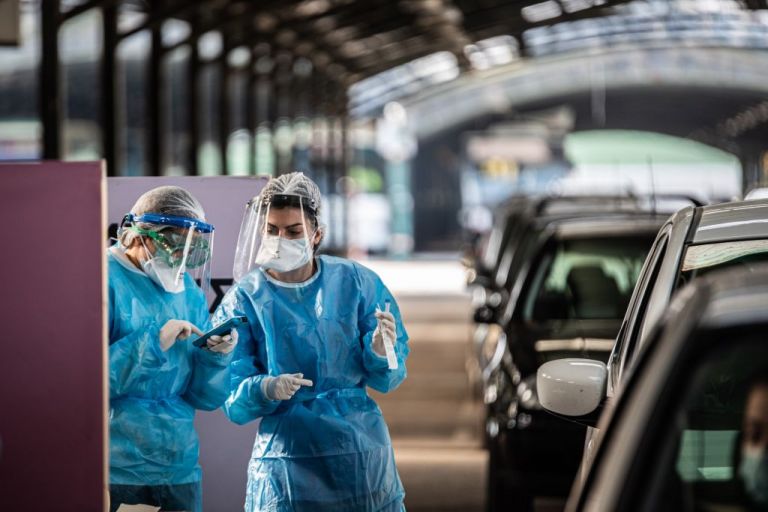 Κοροναϊός : Φόβοι για εξάπλωση σε καταυλισμούς Ρομά μετά τον θάνατο του 32χρονου