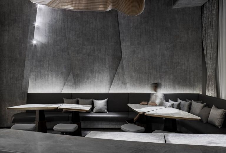 Μπορείτε να μαντέψετε πού βρίσκεται αυτό το μπαρ-κόσμημα;