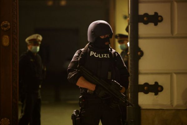 Σοκάρουν οι μαρτυρίες από την τρομοκρατική επίθεση στη Βιέννη: «Ήταν ένας ζωντανός εφιάλτης»