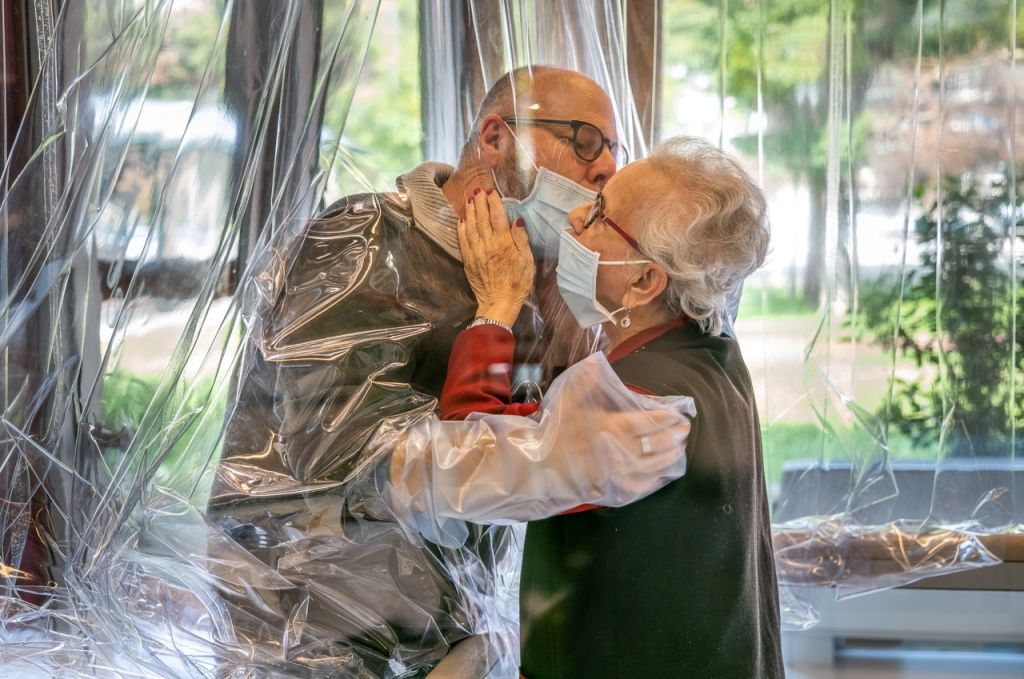Κοροναϊός : Γηροκομείο στην Ιταλία βρήκε τρόπο ώστε ηλικιωμένοι να αγκαλιάζουν τους αγαπημένους τους
