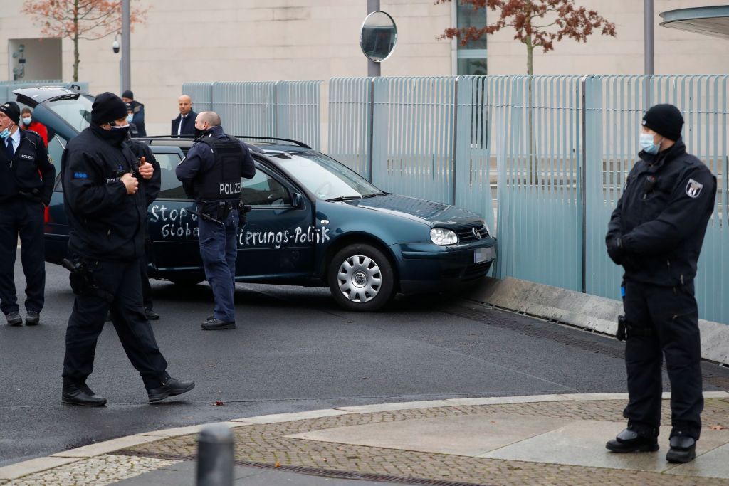 Βερολίνο : Ο δράστης που έπεσε στην πύλη της Καγκελαρίας είχε «ξαναχτυπήσει» το 2014