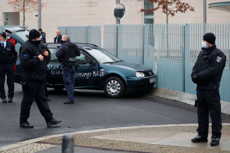 Βερολίνο : Ο δράστης που έπεσε στην πύλη της Καγκελαρίας είχε «ξαναχτυπήσει» το 2014