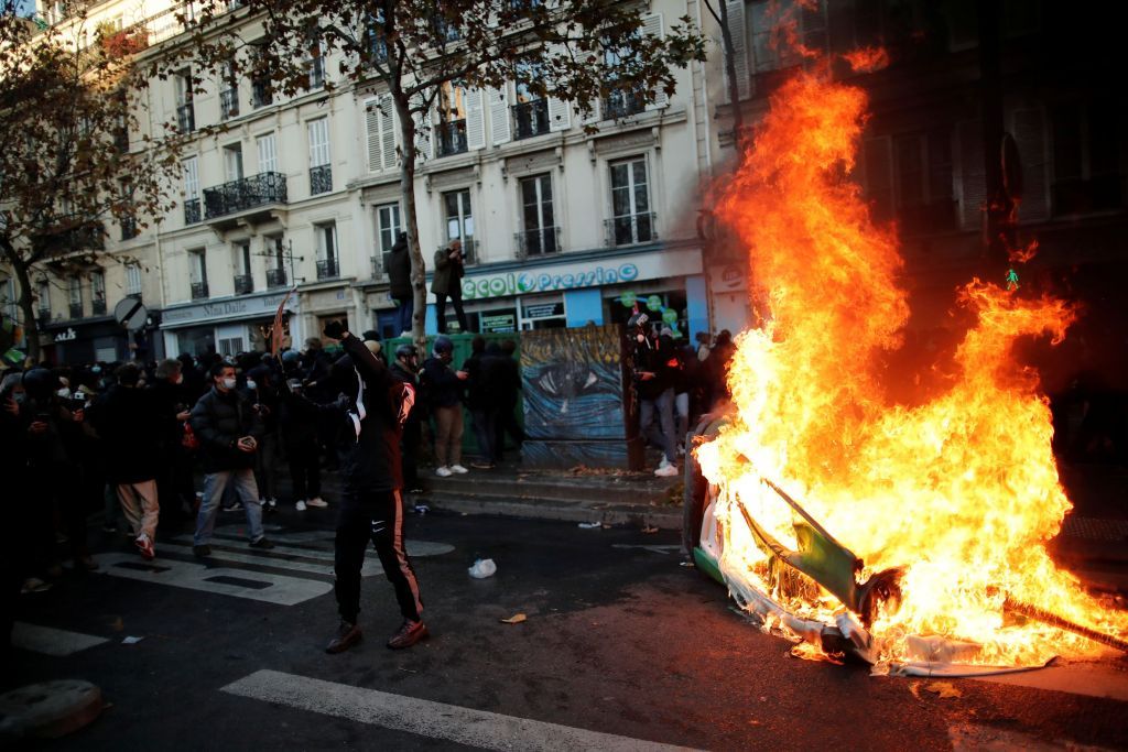 Γαλλία : Άγρια επεισόδια στο Παρίσι – Δακρυγόνα κατά διαδηλωτών που διαμαρτύρονται για την αστυνομική βία