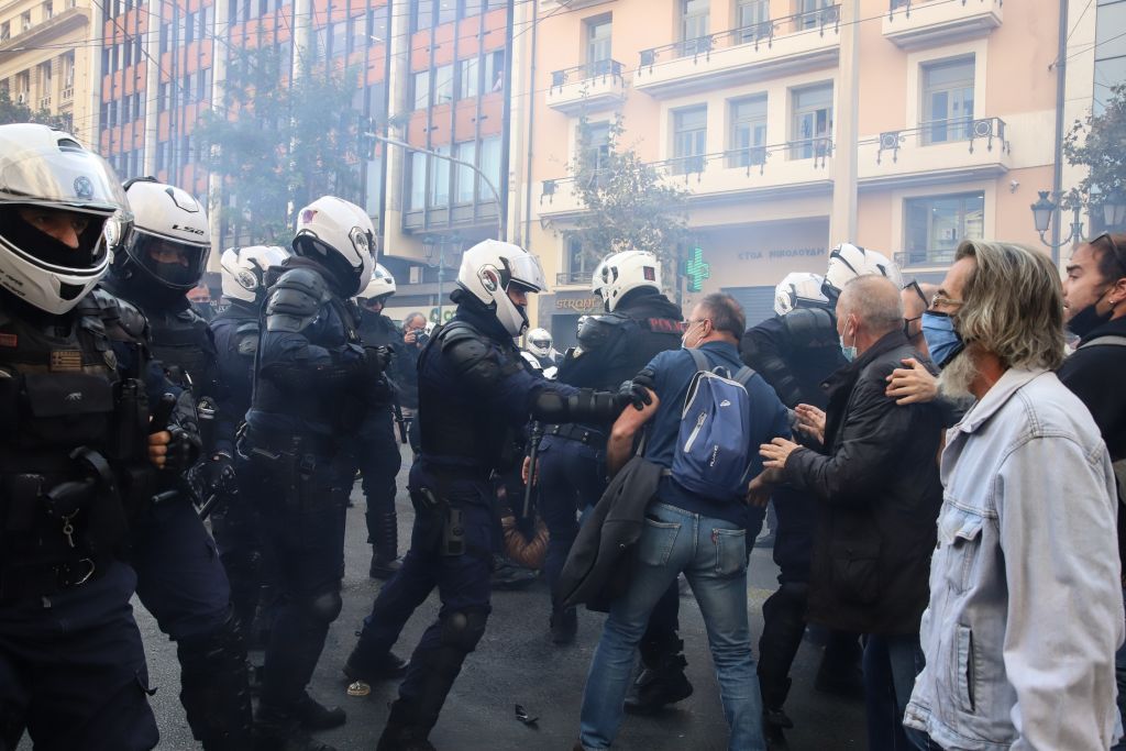 Πολυτεχνείο : Πάνω από 100 προσαγωγές στην Αθήνα – Δεν αφήνουν τους προσαχθέντες να δουν τους δικηγόρους τους